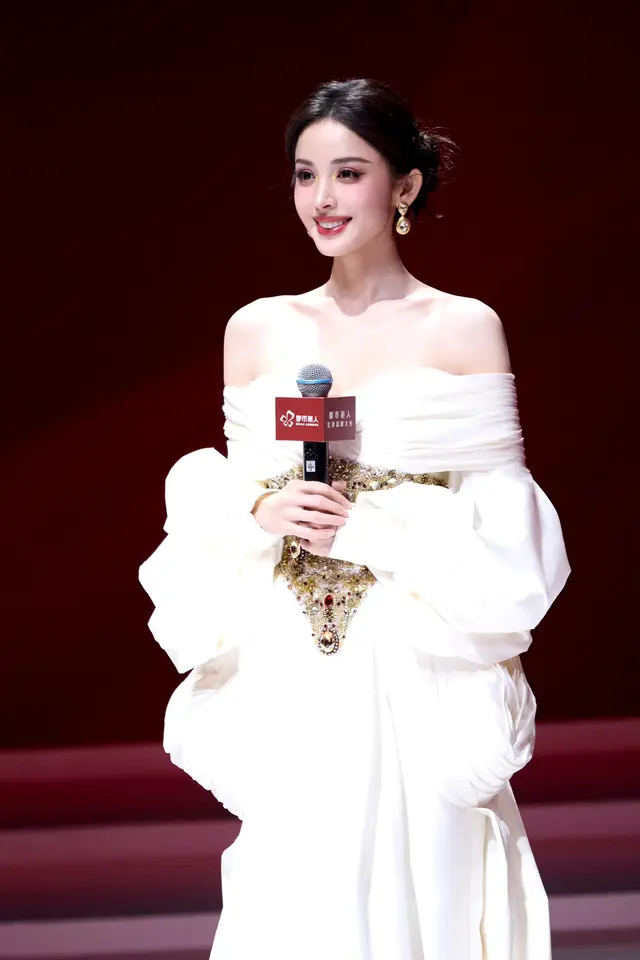 古力娜扎化身“希腊神女”，惊艳深圳品牌活动