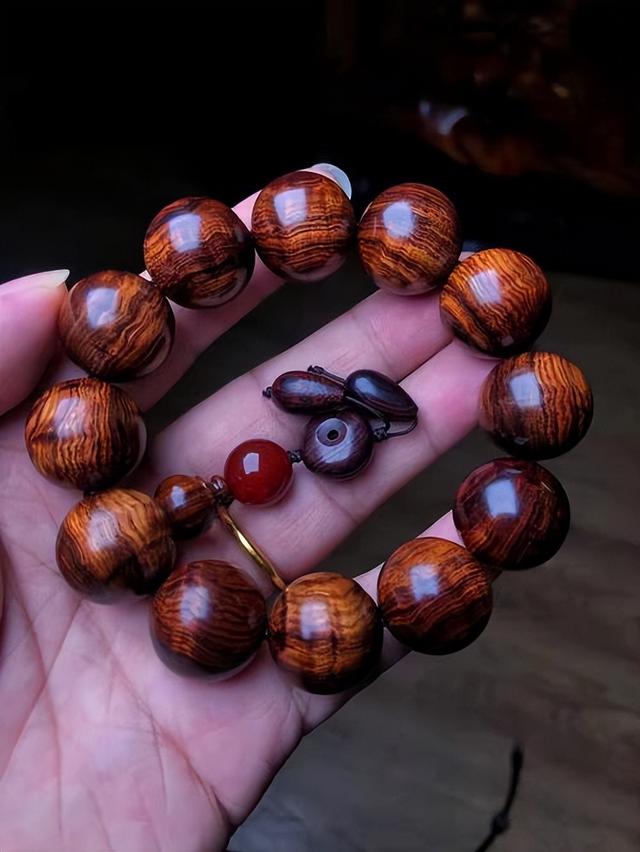 海南黄花梨：解锁文玩界的高端密码，品味奢华与自然的完美交融