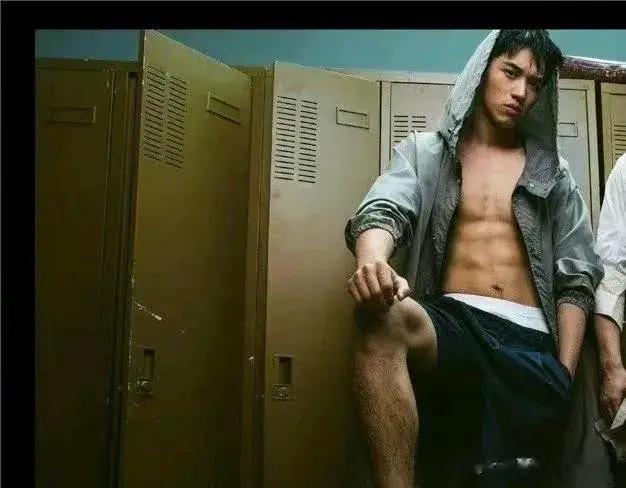 许魏洲行走的荷尔蒙男人味十足他的颜值谁懂啊，天花板级别人物。