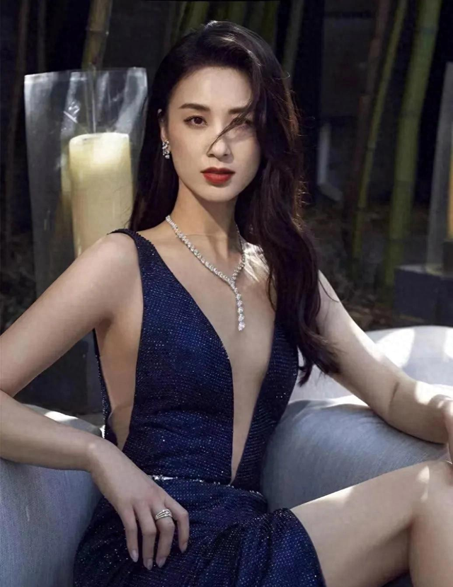 40岁黄圣依穿深V星空裙美得惊艳，网友大喊：她真是逆龄女神！
