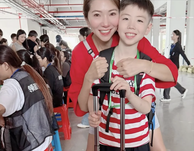 香港女星送儿子到广州军训，儿子戴军帽一脸兴奋，苏永康儿子也在