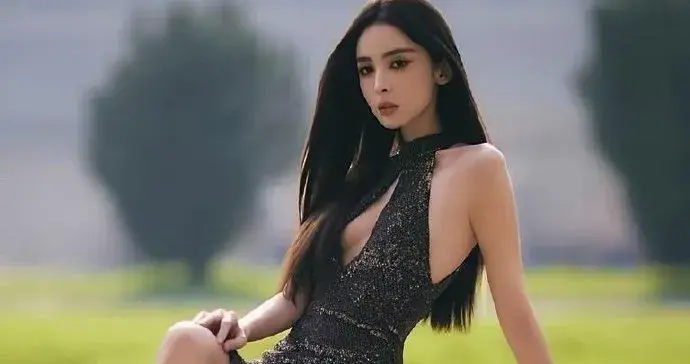 古力娜扎这腿真的绝了！又细又直又长，比例逆天，谁看了不迷糊～ ???