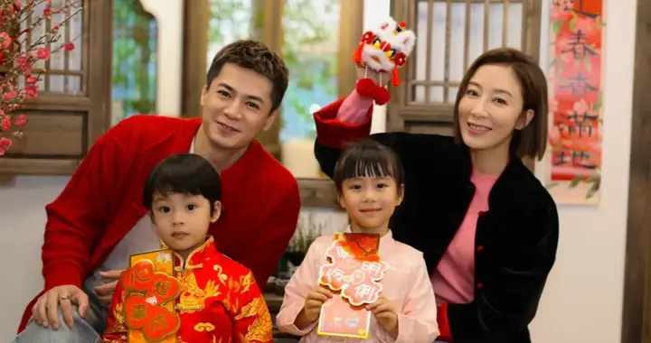 杨怡罗仲谦晒新年全家福，同框画面尽显幸福，一双儿女颜值都好高