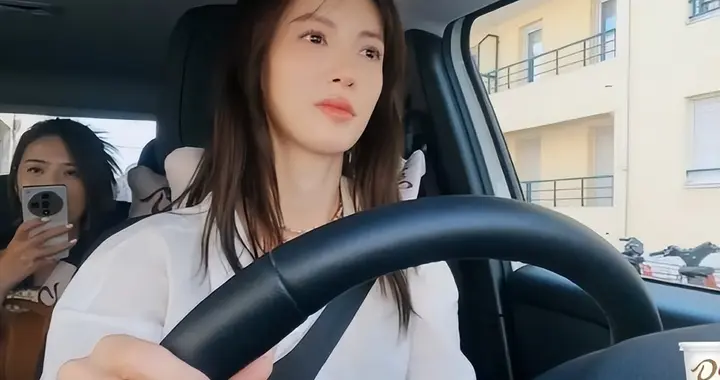 被官媒点名后，一言不发的金晨，终不再顾及娱乐圈所谓的体面！