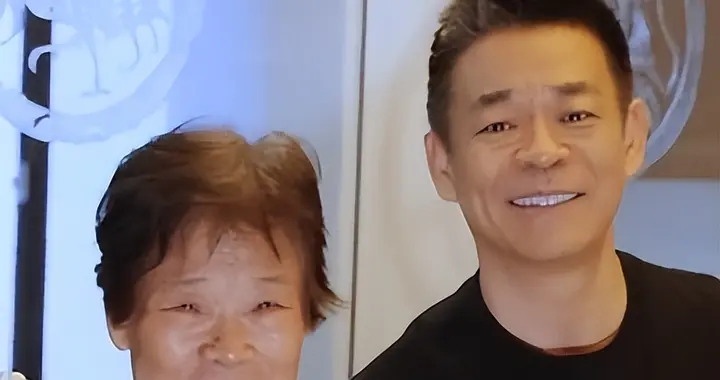 演员孙浩元旦前回父母家吃饭，帮81岁老妈做陕西麻食，57岁还撒娇