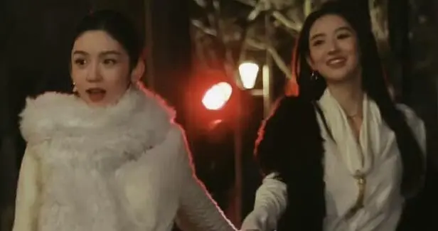 周也王玉雯巴黎街头的豪门姐妹花，优雅气场无人能敌，太美了