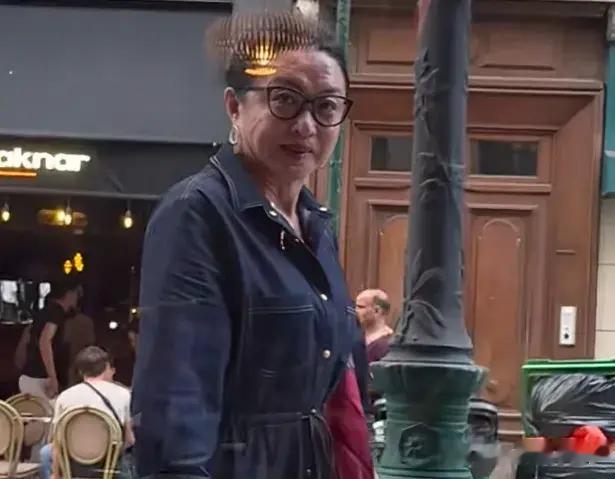 网友巴黎偶遇金星，穿牛仔长裙扎着马尾，第一眼竟然看成了刘欢