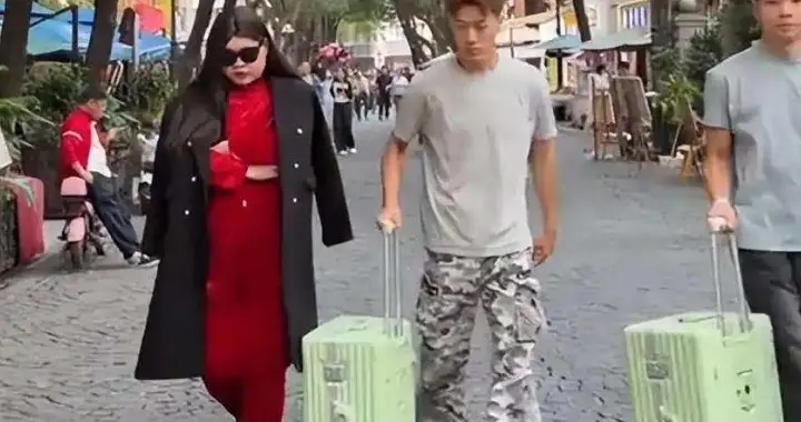 李湘机场造型引争议，模仿恶搞遭吐槽，深夜发照是反击？