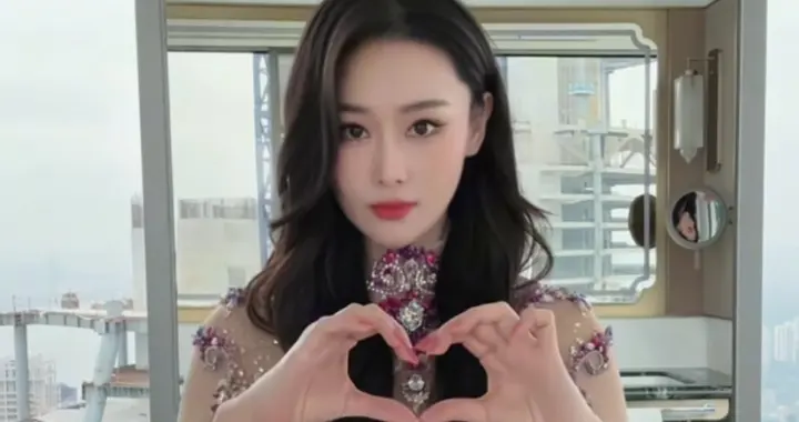 38岁张馨予跳手势舞：微卷长发+收腰裙，尽显蚂蚁腰，何捷好福气