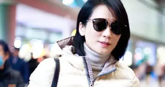 俞飞鸿果真是穿搭高手！连帽羽绒服+牛仔裤+雪地靴，减龄又时髦！