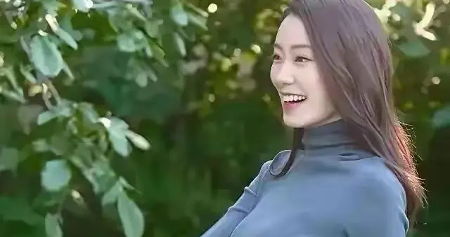 张小斐的身材线条太能打，紧致匀称美到挪不开眼，颜值身材双在线