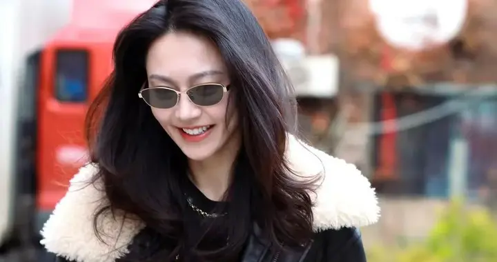 黄梦莹私服穿搭真洋气！黑色毛领外套+半身裙+短靴，时髦又高级！