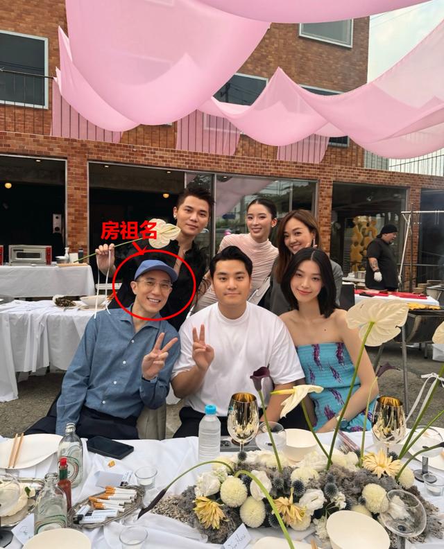 成龙儿子房祖名现身韩国婚礼， 坐桌子前大笑合影，脱帽子后显沧桑