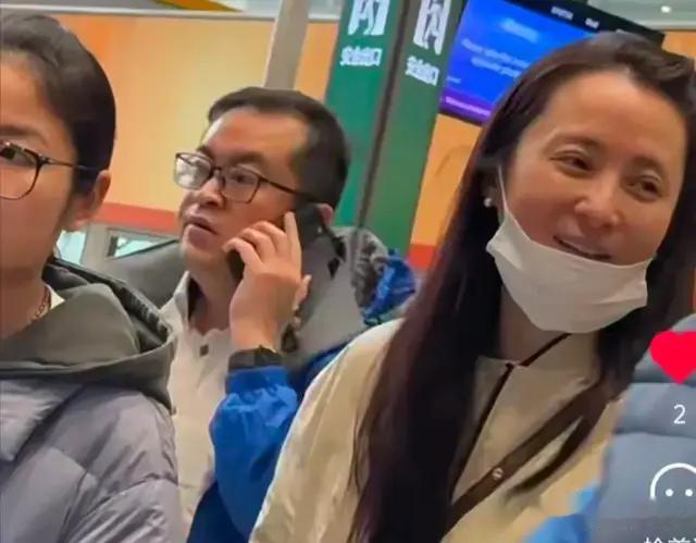 50岁蒋勤勤现身机场，穿衣朴素，素颜状态显老，像进城打工的村妇