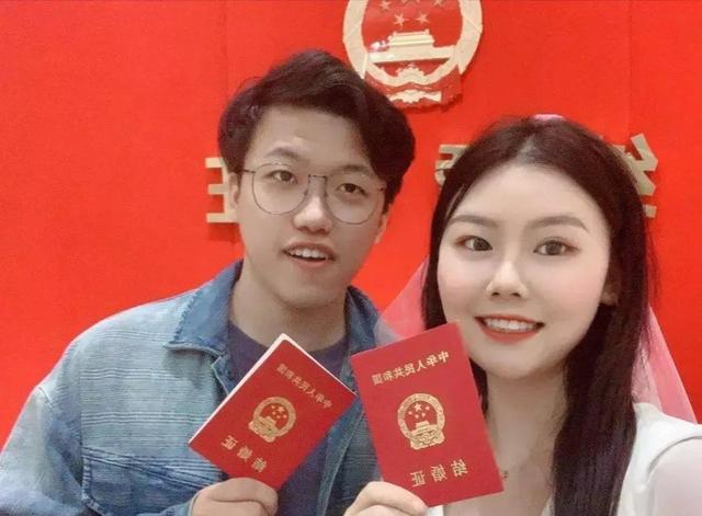 “天生一对”结婚证走红，看到夫妻俩名字，登记人员:我也头回见