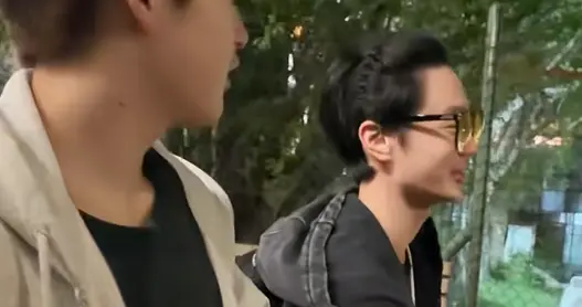 时隔10年，杨阳洋和轩轩香港聚会，相差2岁身高差距大但感情深