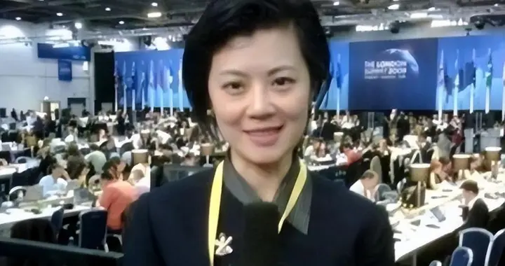 曾是央视知名主持，却远嫁英国富豪，如今独自带俩娃生活奢华潇洒