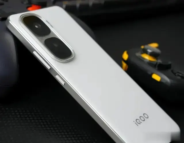 12月中端旗舰别乱买，红米K80和iQOONeo10到底怎么选？