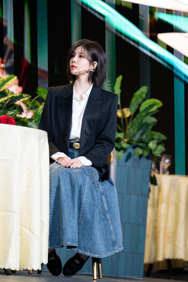 宋妍霏带火了一种穿搭叫“西装+牛仔伞裙”，短发造型意外的帅气