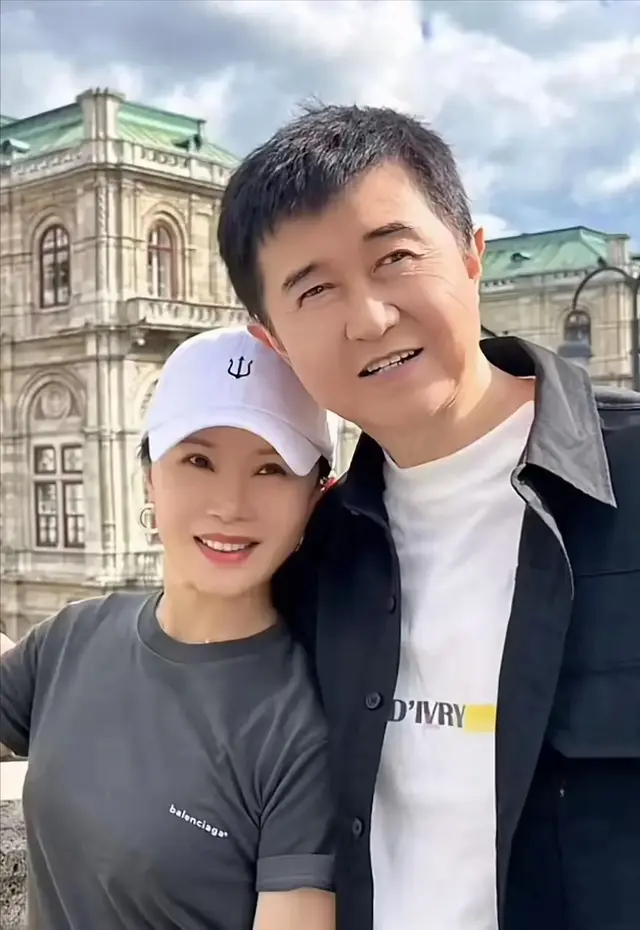 付笛生携儿子儿媳到奥地利！任静戴着30万镯子 与老公街头甜蜜相拥