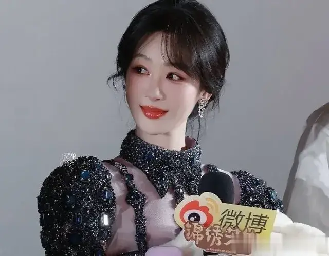 杨紫最新造型，穿紫色精致纱裙超美大气，现场叉腰撒娇好萌呀