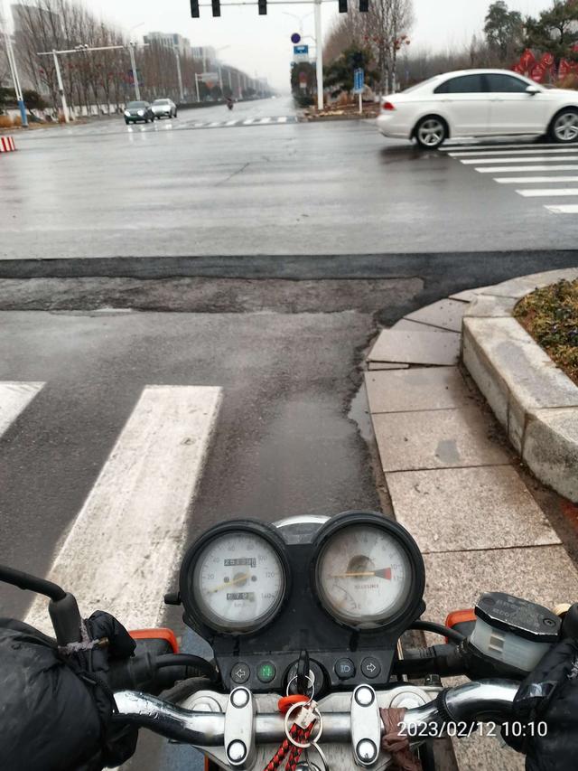 大爷|【钓鱼之家虾粉】阴雨绵绵，鱼口爆连，助人为乐，钓者本色