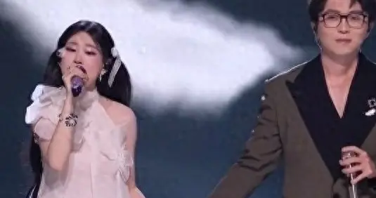 小沈阳也没想到，女儿千辛万苦出道，却在跨年演唱会上紧张到跑调