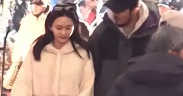 大方认爱！陈冰孕肚明显与陈牧驰十指紧扣，冷风里相拥取暖甜齁了