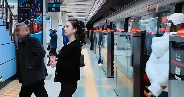 马筱梅挺孕肚坐地铁上班，被网友大赞接地气！汪小菲再宣喜讯！