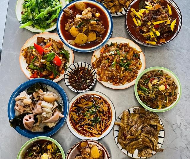 丈母娘去南京看女儿，吐槽亲家午餐太抠门，结果发现小丑是自己