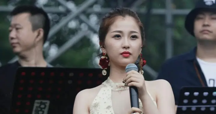 虞书欣早期唱歌美图，内衣外露，有点意思