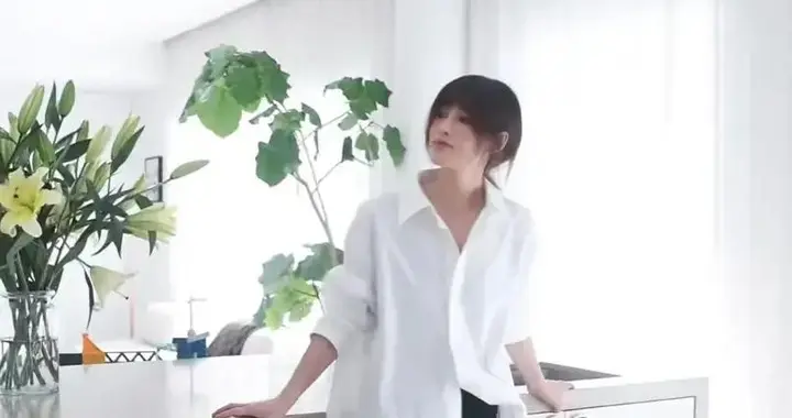 40岁女演员晒北京平层！8万餐桌，10万沙发，不拍戏日子照样滋润