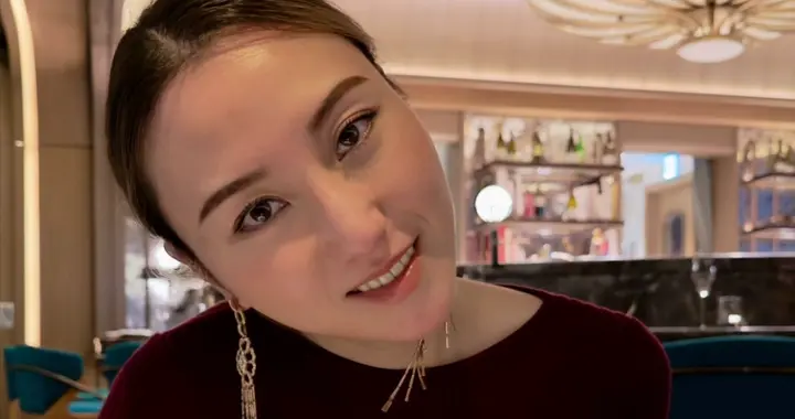 何超云平安夜盛装赴约，穿酒红色长裙明艳动人，被曝交往了新男友