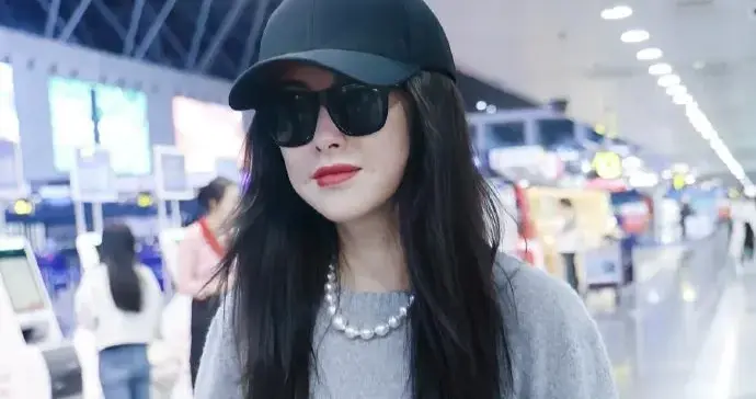 朱珠机场私服真时髦！穿灰色毛衣+白色阔腿裤，简约又高级！