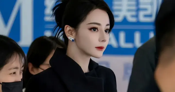 热搜压不住了？迪丽热巴被曝疑似\换新东家\，内娱\遮羞布\被扯下