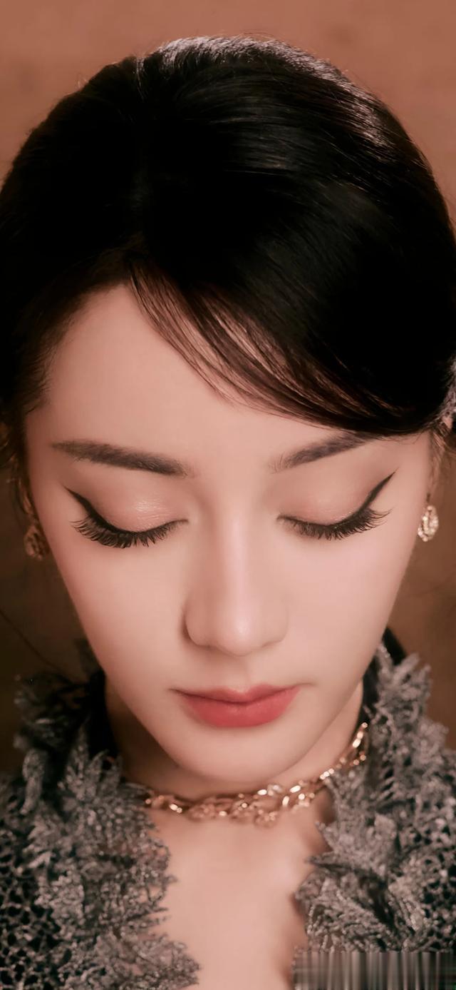 难得一见！迪丽热巴成熟知性美照！