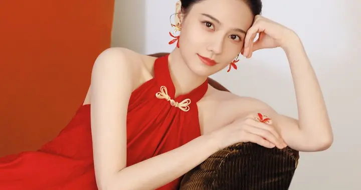 姜珮瑶红色挂颈连衣裙