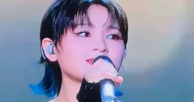 40岁周笔畅露背装亮相，从上到下一样宽，这身材真是一言难尽