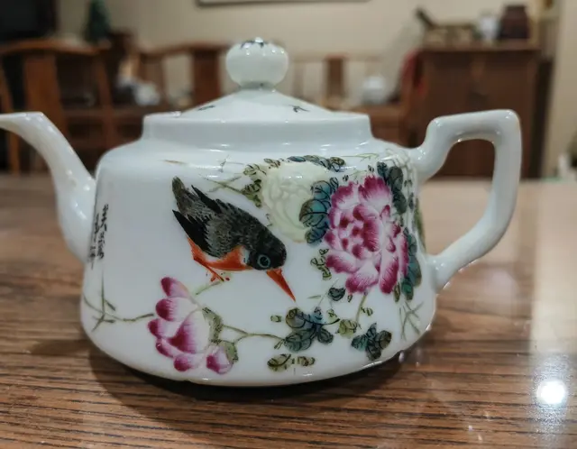 瓷器上的芙蓉花
