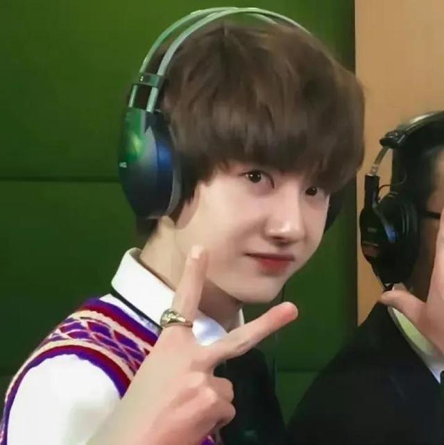 14岁的王一博给韩庚伴舞，外貌气质与现在大不同，整没整一眼便知