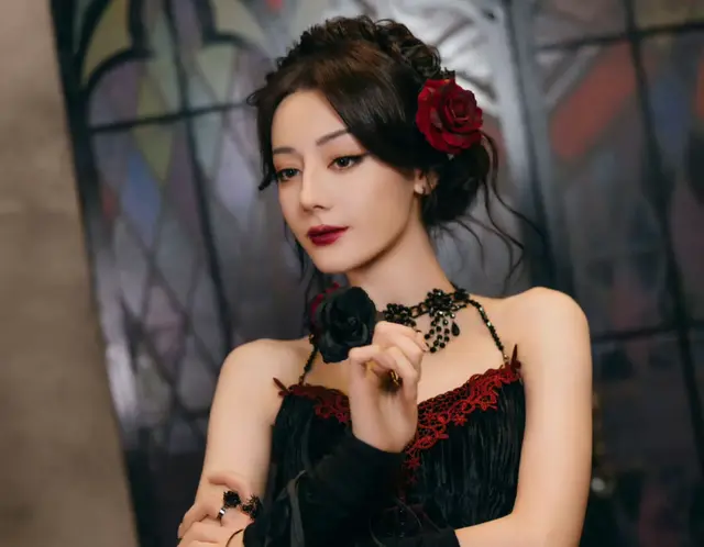 迪丽热巴，冷艳娇媚，大红唇性感迷人