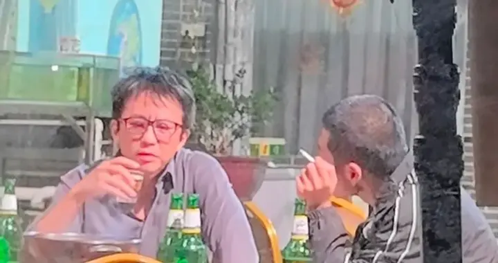 王骁、邓超在广东拍新剧，邓超新角色很投入，王骁抽烟的姿势很帅