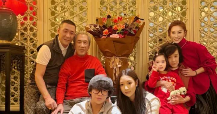 章子怡嫂子晒一家7口合照，章母出镜很宠孙女，婆媳相处如亲母女