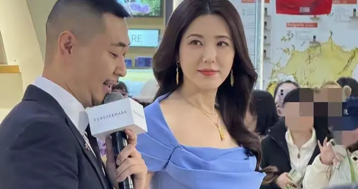 曾黎晋城美翻全场，一袭蓝裙自带仙气，难怪都说女人微胖才是极品