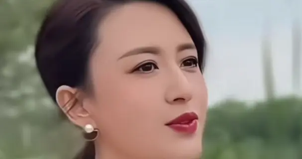 张蕾户外文旅打卡，浅白上衣黑裙低马尾气质温婉美得好高级