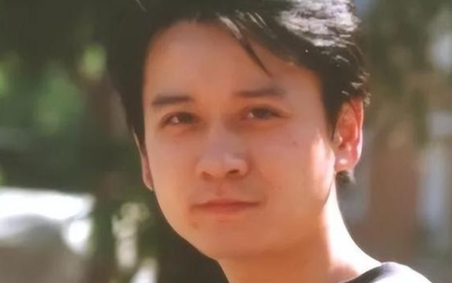 姬晨牧现状：48岁又干又瘦，一家三代都在演戏，儿子是1米9大帅哥