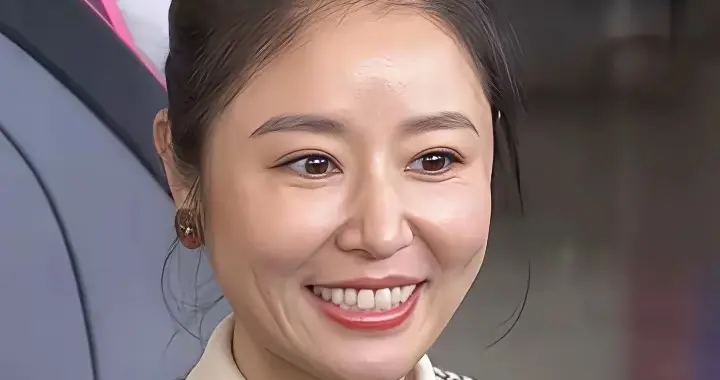 五十岁的林心如出席活动，仍然美如少女。