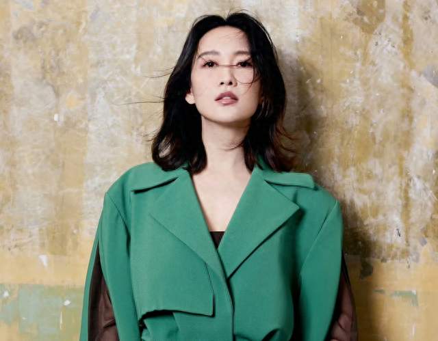 王鸥大女主气质，绿色风衣穿搭，简直美得太经典了