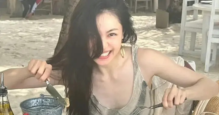 钟楚曦晒旅游美照，又瘦又美白到发光，给人一种气血充足的美