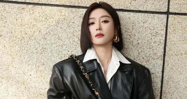 秦岚阿姨脚踩一字带黑色高跟，这腿又嫩又白，保养的真好